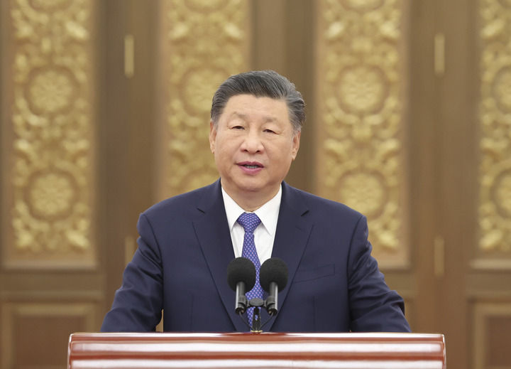 9月23日,党和国家领导人习近平、李强、赵乐际、王沪宁、蔡奇、丁薛祥、李希等在人民大会堂接见探月工程嫦娥六号任务参研参试人员代表并参观月球样品和探月工程成果展览。这是习近平发表重要讲话。