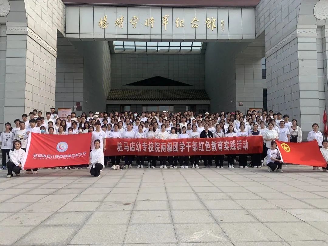 街道上有店铺的标志红色背景白色的字低可信度描述已自动生成 街道上有店铺的标志红色背景白色的字低可信度描述已自动生成
