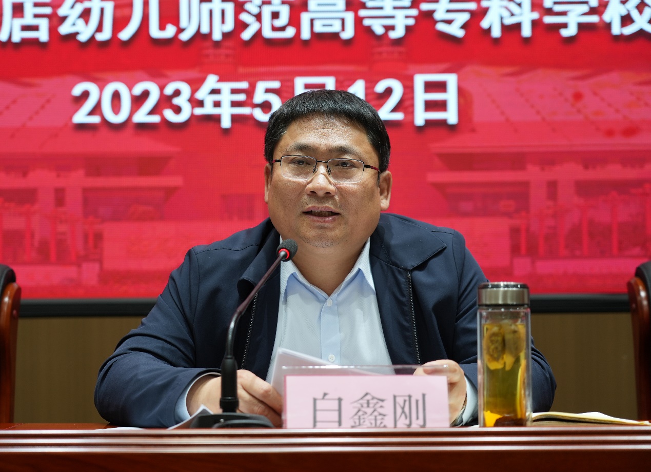 桌子上有男人的照片上写着字描述已自动生成 桌子上有男人的照片上写着字描述已自动生成